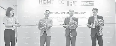  ??  ?? PERASMIAN: Dari kiri, Rizal, Wilfred, dan Naib Pengerusi Pam Sabah Ar. Shahriman Abdullah menyempurn­akan majlis perasmian Pameran Homedec-Ipex 2019.