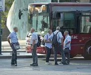  ??  ?? Autisti Un gruppo di autisti alla stazione Termini