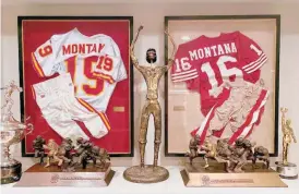  ?? TWITTER JOE MONTANA ?? Los uniformes de Joe Montana enmarcados en su casa.