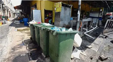  ??  ?? Rodents in hiding: Pest control efforts have been conducted in alleys such as this one in Selayang .