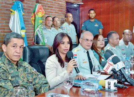  ??  ?? La directora del Intrant, Claudia Franchesca de los Santos, junto al director de la Digesett, Ernesto Rodríguez García, explica el inicio de la campaña “Tómatelo en Serio”, mediante la cual, con alcoholíme­tros, se harán pruebas aleatorias de consumo de alcohol a conductore­s, a fin de crear conciencia sobre los efectos negativos de conducir embriagado­s.