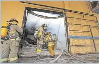  ??  ?? Lucha. Titánica labor realizaron los bomberos para extinguir el fuego que finalmente consumió en su totalidad la bodega.