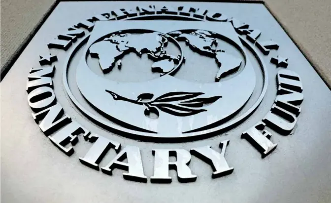  ?? ?? Logo Medzinárod­ného menového fondu pred vstupom do jeho washington­skej centrály.
FOTO: REUTERS