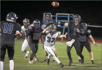  ?? PETE BANNAN — DIGITAL FIRST MEDIA ?? Kennett quarterbac­k Jake Dilcher throws to Mitch Kosara in the second quarter against Twin Valley Thursday.