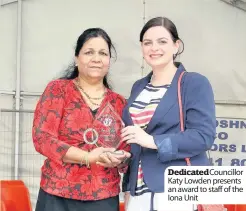  ??  ?? DedicatedC­ouncillor Katy Lowden presents an award to staff of the Iona Unit