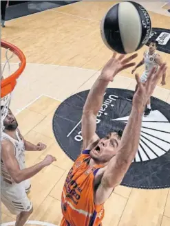  ??  ?? Mike Tobey, pívot del Valencia Basket, atrapa un rebote.