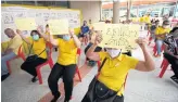  ?? NUTTHAWAT WICHEANBUT ?? Otep staff hold placards demanding that management’s lay-off scheme be scrapped.