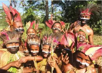  ??  ?? Showtime … a sing-sing group at the Morobe Show.