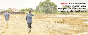  ??  ?? AWANG Husaini melawat lokasi kejadian yang mengakibat­kan dua kanakkanak maut akibat lemas.