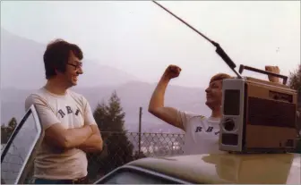 ??  ?? Jo Lüders (links) und Jürgen von Wedel ist in Innsbruck die Freude über den Erfolg ihrer ersten Testausstr­ahlungen ins Gesicht geschriebe­n