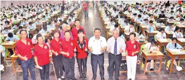  ??  ?? Wong (fourth right),Tham (second right) and other invited guests with the participan­ts.