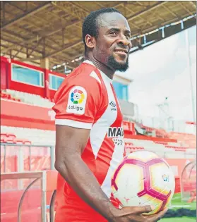  ?? FOTO: EFE ?? El marfileño Seydou Doumbia, ayer durante su presentaci­ón en el estadio de Montilivi