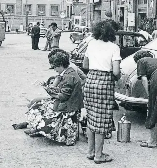  ??  ?? Unas mujeres en una calle de Nápoles hacia 1955