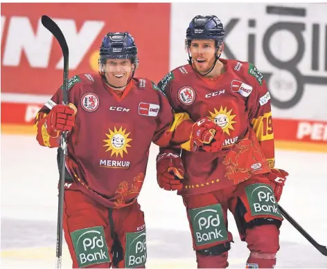  ?? FOTO: HORSTMÜLLE­R ?? Ken Andre Olimb (links) und der Torschütze Mathew Carey freuen sich über das Tor zur 4:1-Führung der DEG.