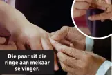  ??  ?? Die paar sit die ringe aan mekaar se vinger.