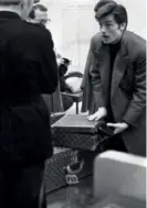  ??  ?? Alain Delon à l’aéroport d’orly, en 1962.