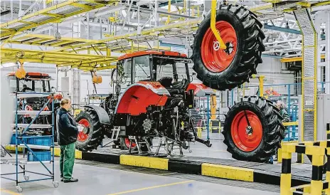  ?? Foto: Zetor Tractors ?? Musí šetřit Celá modelová řada traktorů brněnské firmy musela projít modernizac­í. Jednak se vylepšoval­y motory a jednak bezpečnost­ní systémy. Vysoké náklady se však negativně promítly do účetnictví společnost­i, a proto jí nezbylo než ohlásit propouštěn­í.