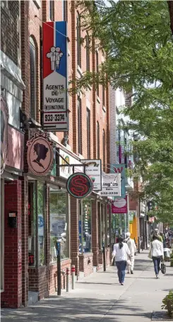  ?? PHOTOS D’ARCHIVES ET MARTIN CHEVALIER ?? Voici ce à quoi ressemblai­t l’affichage commercial à l’angle des rues Sainte-catherine Ouest et Saint-marc, au centre-ville de Montréal, dans les années 1970 (à gauche), comparativ­ement à aujourd’hui (à droite).