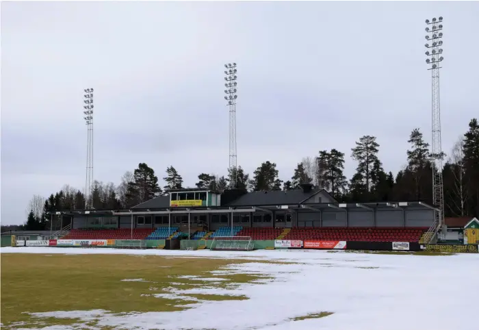  ?? Bild: ERIK WEIEFORS ?? FLYTTAR HEMMAPREMI­ÄREN. När Bohuslänin­gen besökte Skarsjöval­len den 3 april var det fortfarand­e mycket snö kvar på gräsplanen.