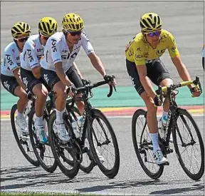  ??  ?? Au dos du maillot, Thomas (en jaune) et ses coéquipier­s ont leur nom inscrit.