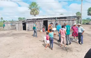  ?? ?? Comunidade­s indígenas de Fuerte Olimpo recibieron una partida de los kits de víveres que llegaron el martes en la embarcació­n Capitán Cabral P01.
Un funcionari­o de la SEN se dispone a entregar un paquete de alimentos de primera necesidad a una pobladora de Fuerte Olimpo.