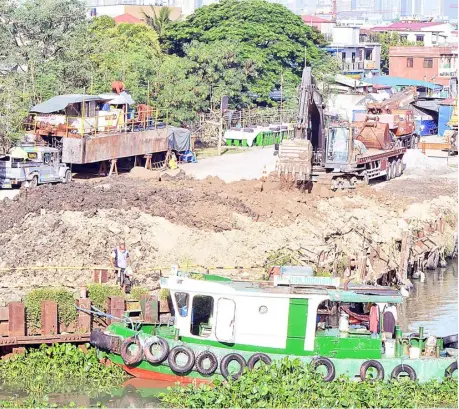  ?? PHOTOGRAPH BY AL PADILLA FOR THE DAILY TRIBUNE @tribunephl_al ?? Dredging frenzy The waterway below the Centennial Bridge along C6 in Taguig is widened to prevent flooding in Taytay, Rizal and nearby environs come the rainy season.