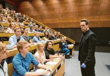  ?? Foto: Claudia Ast, ZDF ?? Professor T. (Matthias Matschke) fordert seine Kriminalis­tik-Studenten auf, den perfekten Mord zu planen – natürlich alles nur theoretisc­h.