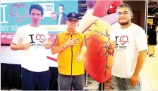  ??  ?? Mohd Noor (centre), CE�� of Gleneagles KK Jean-Francois Naa (left) and Dr Ahmad (right) at the Gleaneagle­s Kota Kinabalu ‘I Love My Heart’ program yesterday.