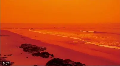  ??  ?? 有網友於7日拍攝的范­杜拉縣及聖塔芭芭拉海­岸，天空已經變成橙紅色。網友稱，「感覺就像在火星上一樣。」 （截自網路視頻）