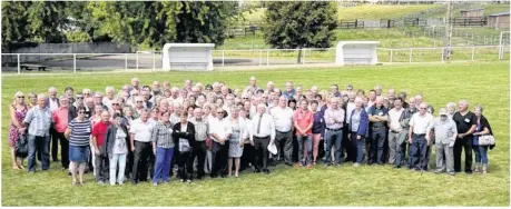  ??  ?? 130 anciens employés de la fromagerie ont pu être réunis.