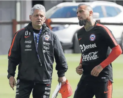  ??  ?? ► Reinaldo Rueda le da instruccio­nes a Arturo Vidal, ayer en el entrenamie­nto de la Roja.