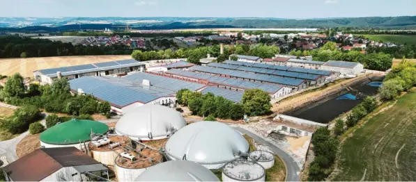  ?? Foto: Bodo Schackow, dpa ?? Blick auf die Biogasanla­ge einer Agrargenos­senschaft. Ob und wann die Erzeugung von Biogas von der Übergewinn­steuer ausgenomme­n wird, ist unklar.