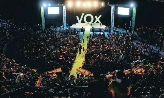  ?? MANU FERNANDEZ / AP ?? Unas diez mil personas llenaron ayer la plaza de toros de Vistalegre en el mitin de Vox, y algunos miles más se quedaron fuera