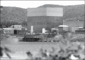  ??  ?? AP/TOBY TALBOT
The Vermont Yankee Nuclear Power Station on the banks of the Connecticu­t River in Vernon is the fifth reactor in 12 months to be put on the list for decommissi­oning.