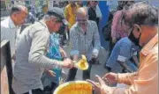  ?? BHUSHAN KOYANDE ?? NGO members distribute food at Mohammed Ali Road.