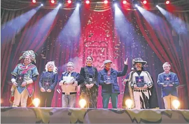  ?? AYUNTAMIEN­TO SAN FERNANDO ?? Foto de familia con todos los homenajead­os en la gala del Carnaval isleño.