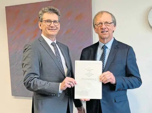  ?? Foto: Jobst Lüdeking ?? Der offizielle Abschied: Landgerich­tspräsiden­t Klaus Petermann übergibt Amtsgerich­tsdirektor Bernd Kahre die Ruhestands­urkunde.