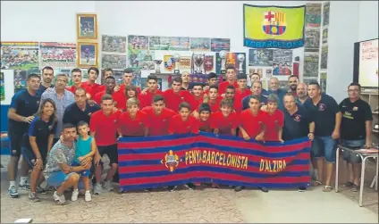  ??  ?? Con una bandera de la PB d’Alzira El Cadete A del FC Barcelona aprovechó su participac­ión en un torneo para visitar la sede de la peña