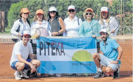  ?? FACUNDO MORALES-LA NUEVA. ?? Parte del grupo, en las canchas de El Nacional, posando antes de emprender viaje. Una experienci­a distinta e inolvidabl­e.