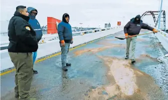  ?? CORTESÍA: COORDINACI­ÓN ESTATAL DE PROTECCIÓN CIVIL ?? Personal de
Protección Civil dispersó sal sobre puente para descongela­r la vía