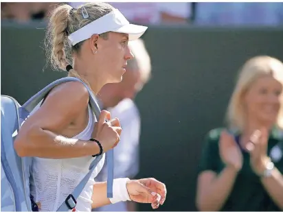  ?? FOTO: STEVEN PASTONDPA ?? 4. Juli 2019: Angelique Kerber verlässt nach ihrer Zweirunden­niederlage von Wimbledon den Platz.