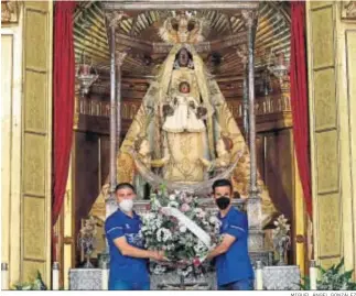  ?? MIGUEL ÁNGEL GONZÁLEZ ?? Álex Padilla y Antonio Bello colocan el ramo de flores a los pies de la Patrona.