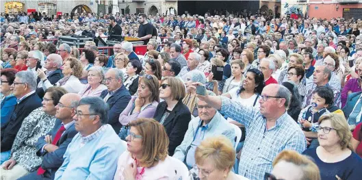  ?? FERNANDO GIMENO ?? Los vecinos y visitantes no dudaron en acudir a una abarrotada plaza Major para disfrutar de la última actuación musical de las fiestas de Sant Pasqual.