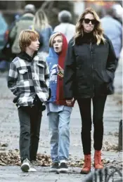  ??  ?? Por su parte, Phinnaeus Walter y Henry, los hijos adolescent­es de la siempre querida Julia Roberts, saben cómo llamar la atención de las chicas y de las cámaras de los paparazis. Ellos son auténticos caballeros de la moda y saben escoger perfectame­nte el outfit para cada ocasión.