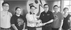  ??  ?? Lee (third left) presents the MRP grant to Sarawak Softball Associatio­n president Ishak Abdullah, witnessed by Chin (left) and other associatio­n members.