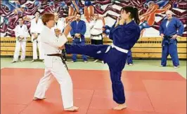  ??  ?? Ju-jutsu-trainerin Geraldine Buchholz (links) bei einer Vorführung im Training mit Lisa Hoehnke. Der PSV Weimar verfügt über fünf Ju-jutsu-trainer. Foto: Michael Baar