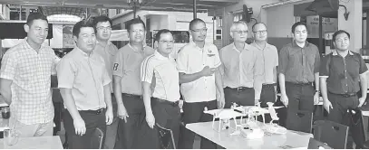  ??  ?? BERSEDIA: (Lima dari kiri) Lau, Wong dan Tai bersama kumpulan jurutera dan komuniti LPK UPP Sibu sebelum melepaskan dron untuk kajian lalu lintas di Sibu, kelmarin.