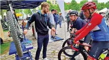  ?? FOTO: MICHAELA KUMKAR ?? Nico-Marcel Winkler (links) erklärte Interessie­rten auch, wie eine automatisc­he Schaltung beim Fahrrad funktionie­rt.