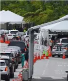  ?? AFP ?? Conductore­s esperaban para realizarse pruebas de covid-19 en Miami Beach.