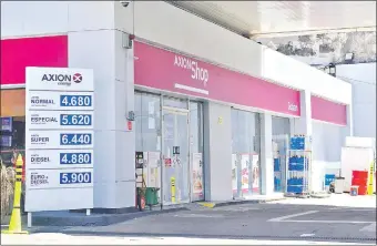  ??  ?? Axion es otro emblema que igualó sus precios con los dispuestos por Petropar. Desde el viernes, un día antes que la estatal, ya aplicó los reajustes a sus precios.